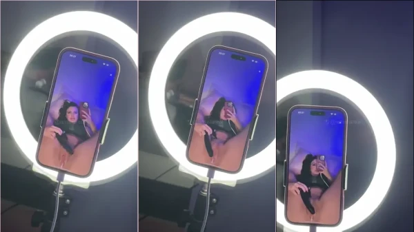 Ismaila se divertindo com o brinquedinho preto