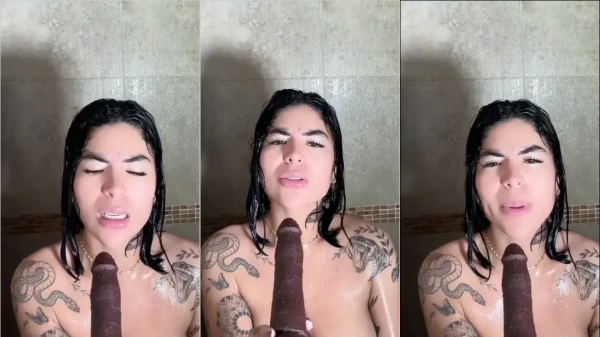 Jois Ramirezo se divertindo com um brinquedinho no chuveiro