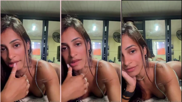 Lessa Silva, toda cheia de charme, se mostrando na cama de um jeito irresistível