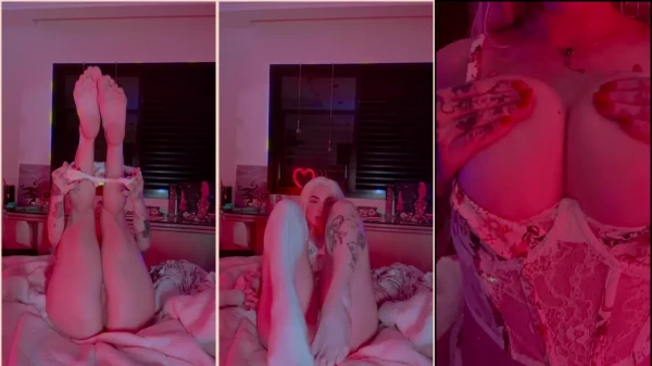 Maru Karv de boa na cama, abrindo tudo e deixando seu lado sensual à mostra