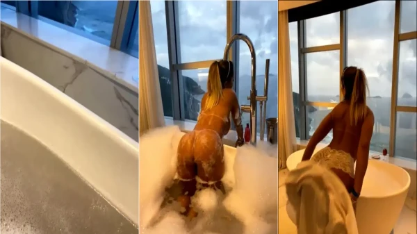 Mulher Melão tomando banho pelada na banheira