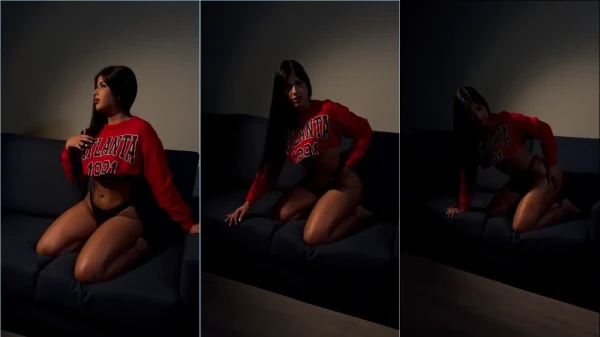 Nesse vídeo, a katherinearr se joga e posa toda cheia de charme no sofá da sala