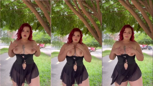 Nesse vídeo, a Naty Cardona exibe as teta em público