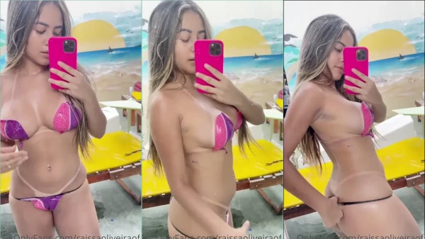 Raissa Oliveira mostrando a marquinha do bronzeado