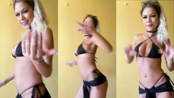 Sarah Melo, essa loirinha gostosa, arrasando na dança no vídeo picante