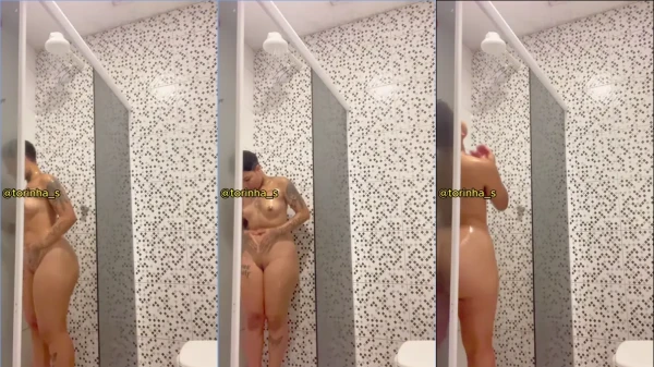 Torinha pega de surpresa pelada durante um banho gostoso
