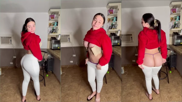 Vídeo da gatinha Diditafit exibindo os peitinhos