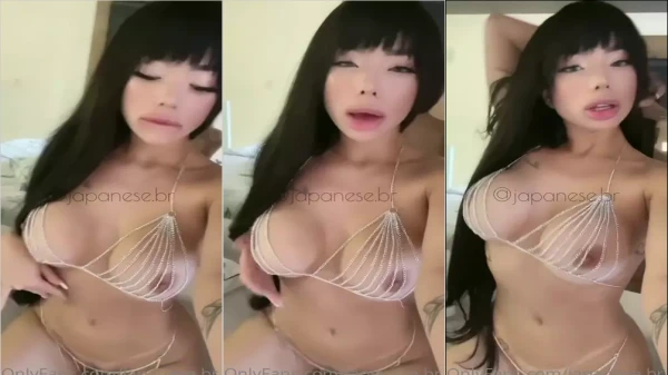 Vídeo da Jully Queiroz mostrando a bucetinha e os peitos generosos