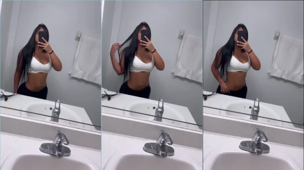 Katherinearr se amostrando frente ao espelho