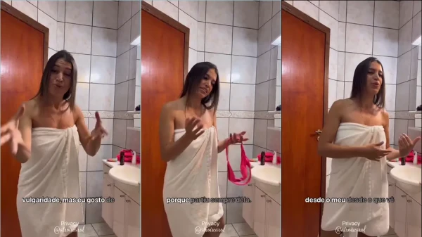 Carol Atrois, essa magrinha safada, dando um show enquanto troca de roupa
