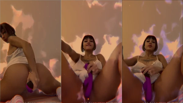 Gabreca com um bundão bem empinado e um brinquedinho roxo na bucetinha