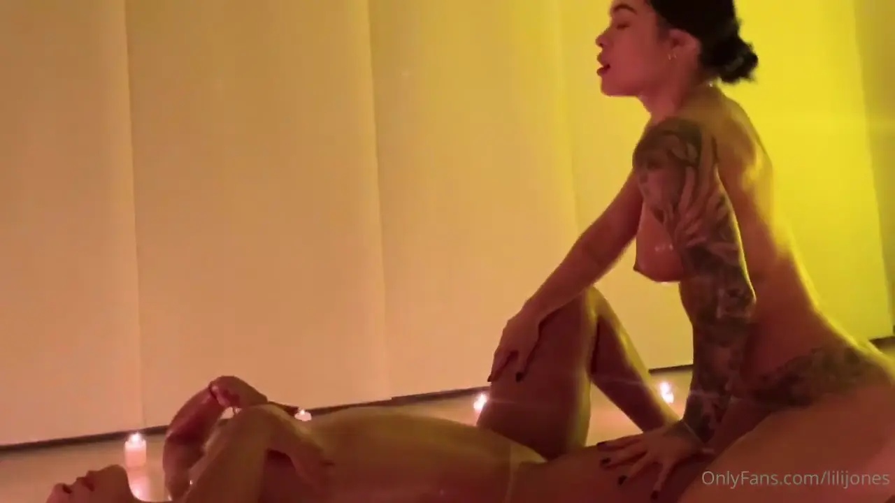 Lili Jones toda despida com a amiga