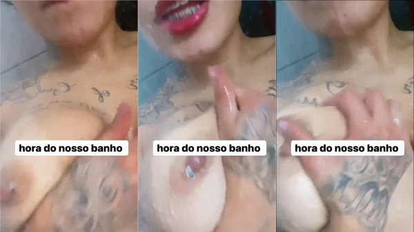 Moreninha deliciosa se lambendo no chuveiro