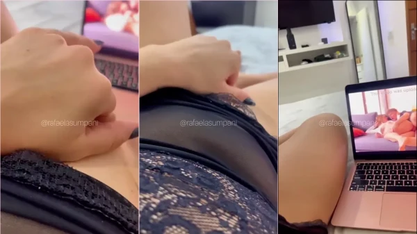 Rafaela Sumpani revelando seu Privacy de forma ousada enquanto curte um pornô na sua siririca