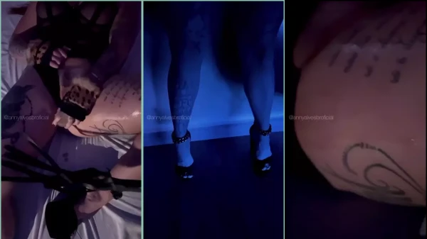 Anny Alves, toda safada de máscara, se divertindo numa "siririca"