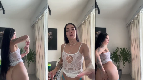 Nesse vídeo, a xgisa tá tirando a roupa e se divertindo com o bumbum