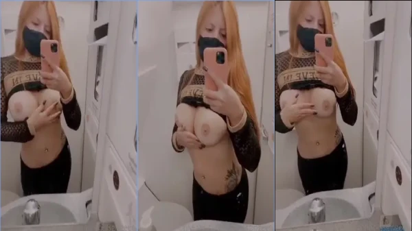 Princesinha safadinha, a ginger, exibindo os peitinhos!