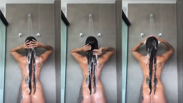 Brenda Monreal se exibindo nua no chuveiro em vídeo