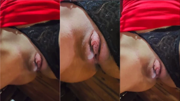 Gata do Casal Novinho exibindo a satisfação na xoxota