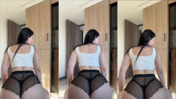 Musa maravilhosa com uma bundinha de calcinha preta!